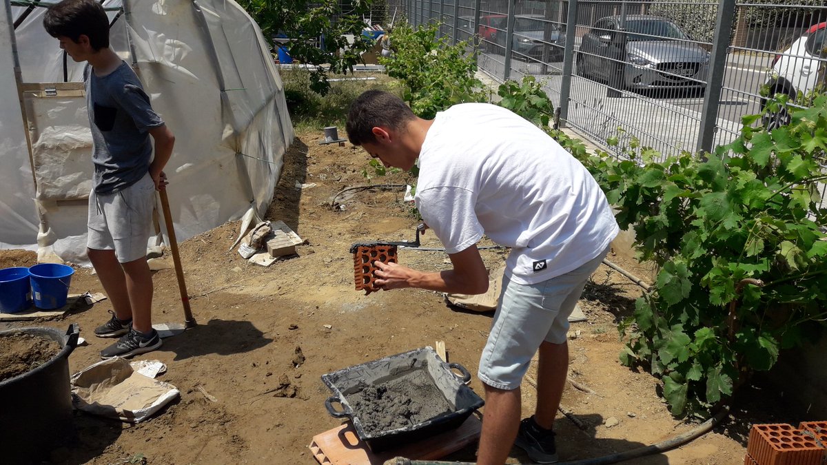 paufolchsax's tweet photo. 2n dia de construcció al #projecteaigua de l'@INS_Pla_Marcell ...avui aixequem paret!!👷♀️👷♂️💪...per cert, estem pensant en canviar la caseta del sistema de control de reg de l'hort...per una barbacoa!!😂😂😉 https://t.co/Bk2rCMkdc6