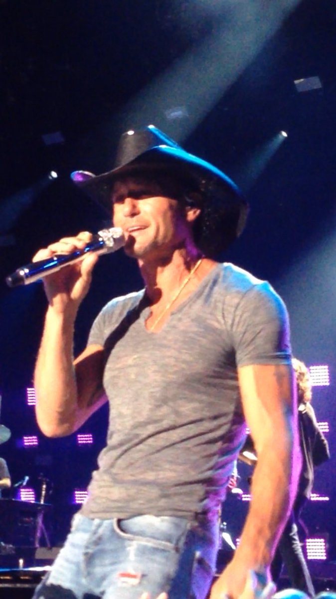 emily_gerds's tweet photo. @CountryMusic #MeetTim Throwback to the last time I saw Tim McGraw at #CMAFest It's been too long 😉 https://t.co/sYLjxArh5B