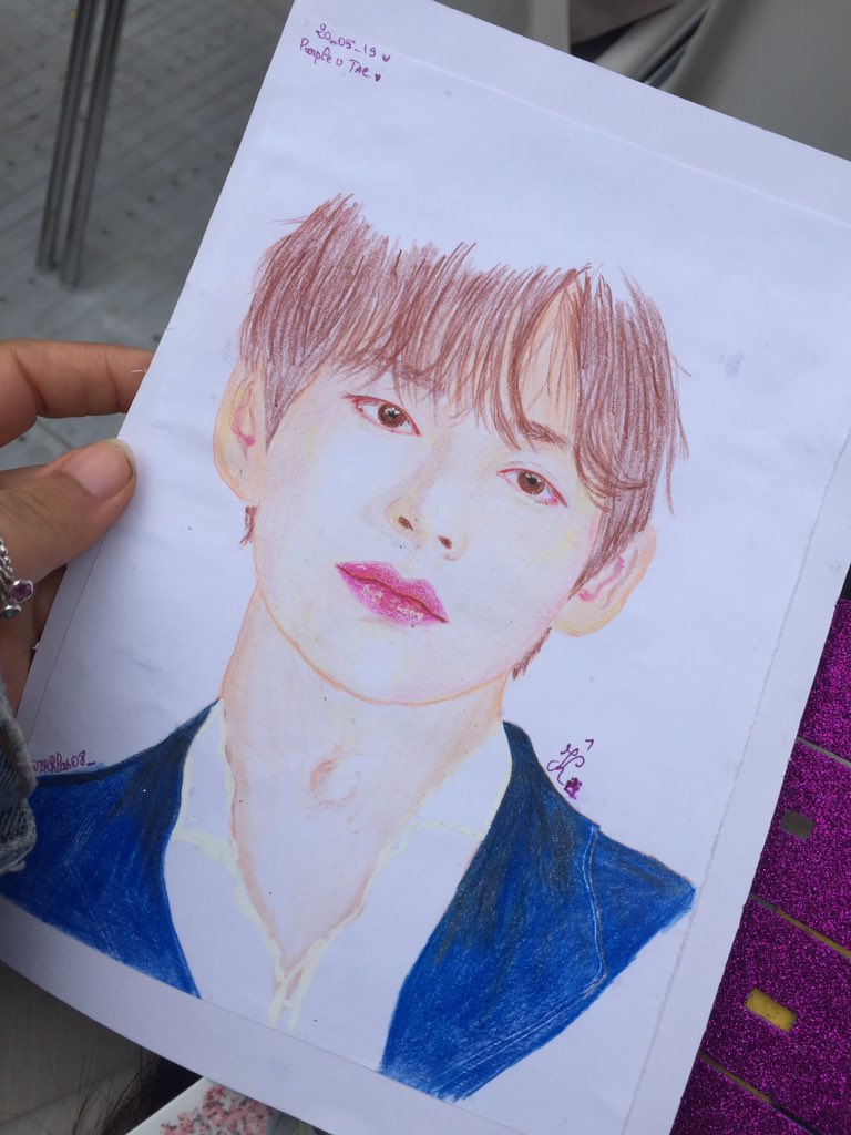 ikhlas08_'s tweet photo. #BTSinParis I get numb 719 and guess what I get barricade for the fucking soundchek and V yes TAE saw my fanart AND STOOD JUST FRONT OF ME with his fucking sexy smile moving his head with a yes cause I was pointing at him !!! We had so much fun ! Danced and singing !  @BTS_twt https://t.co/U2CNBC7UN3