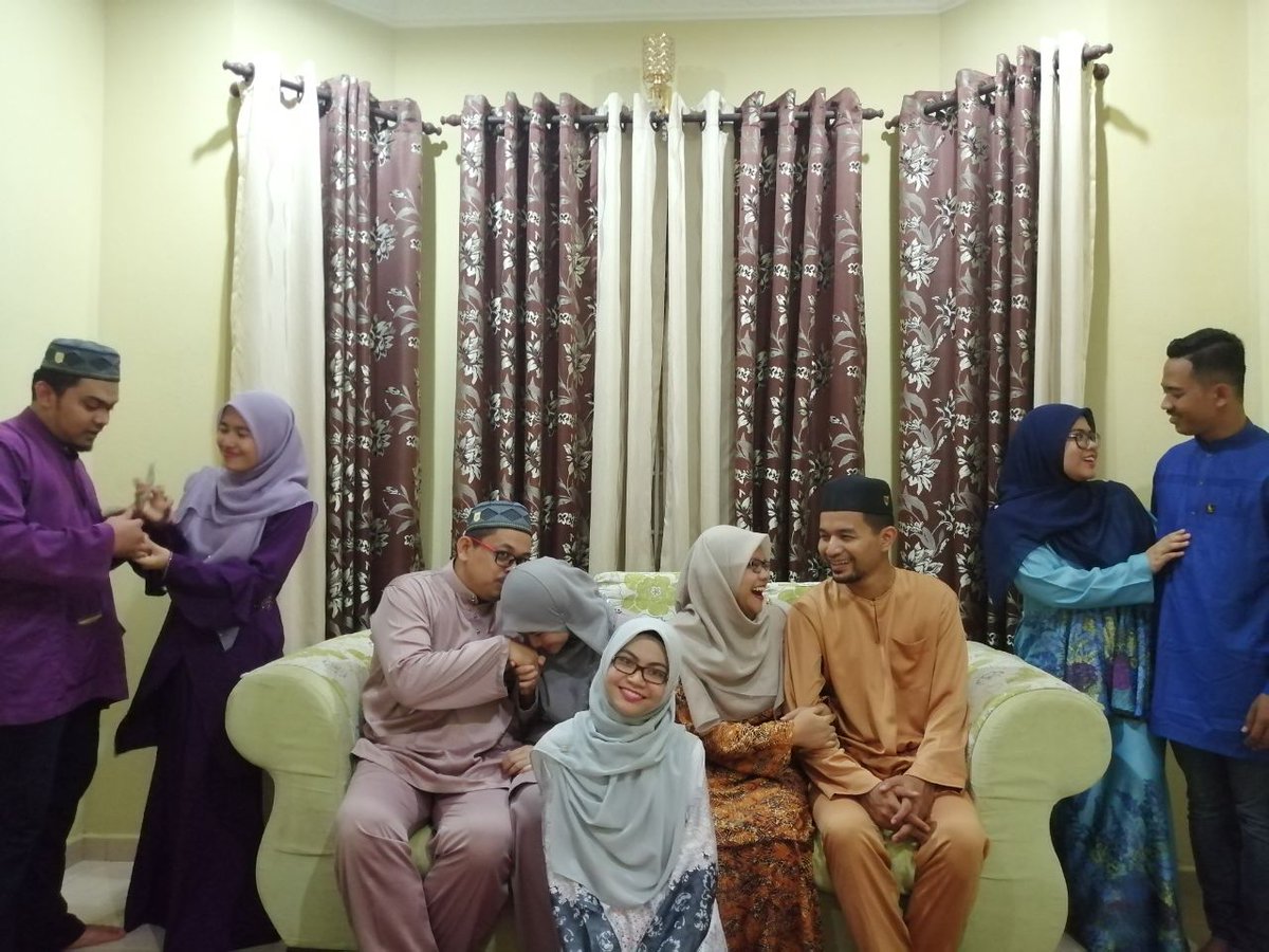 AzieAzrah's tweet photo. Bila kau sorang je tak kahwin lagi https://t.co/t9QoQkQ1On