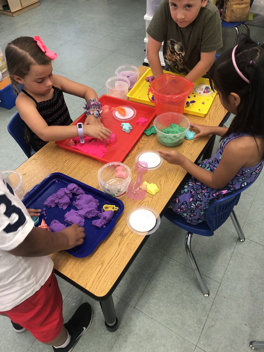 misslandon__'s tweet photo. U is for Under the Sea Day! 🐠🐋🐡🦀🦞There were 7 stations, every child went to every station! Super fun day! #whitmanfutureready @MrsO_Teach room 19 has our ♥️ https://t.co/ILPiBLlzu4