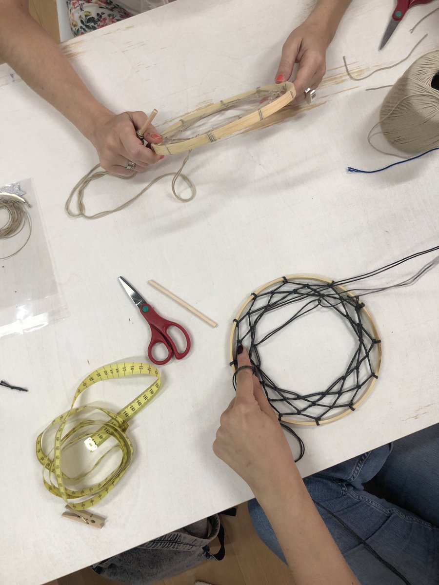 estudioeste's tweet photo. Nuestras alumnas muy aplicadas en el taller de #atrapasueños https://t.co/BUmULgtgvj