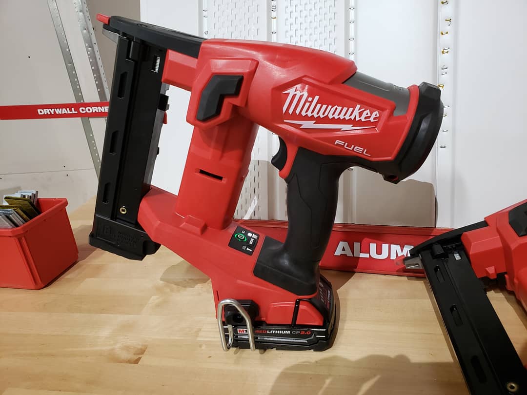 Toolreview4452's tweet photo. @milwaukeetool upgrades their nailers and releases the much anticipated framing nailers.  Happy to see this!

#nps19 #nothingbutheavyduty #milwaukeetools #milwaukee #framing #construction #framingnailer #nailguns #bradnailer #m18 #milwaukeefuel #newtools #powertools #build https://t.co/mVrHhvFDLR