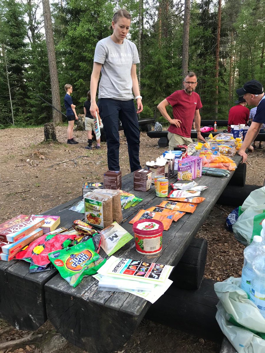 PetriRissanen4's tweet photo. Luka pilotti. Trangia hallussa, ruoka jakoon. Reipas ryhmä valmistautuu viikonlopun vaellukseen ja retkeilytaitojen opiskeluun.#luontokaikille #Vammaisurheilu #Evo #lamk #metsähallitus #nkl #nutor https://t.co/zBKSMtzrF9