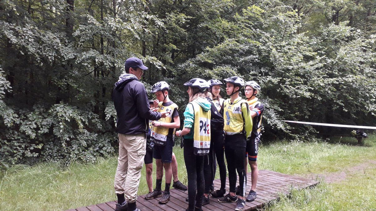 14 élèves ont participé au championnat académique de raid à la Ferté macé. Félicitation aux 3 équipes qui ont su faire preuve de volonté et de persévérance en VTT, CO... pendant les 3 jours de compétition. Notre meilleur équipe termine à une honorable 6e place sur 23 concurrents.