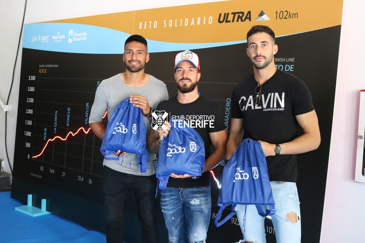 CDTOficial's tweet photo. 📷 Después del entrenamiento matinal, una representación de la primera plantilla #blanquiazul visitó los diferentes estands de @hospiten y @tenerife2030, patrocinadores oficiales del #CDTenerife, en @ExpoDeporteTF. 

#TúNosHacesMejores https://t.co/tLxuRi2foj