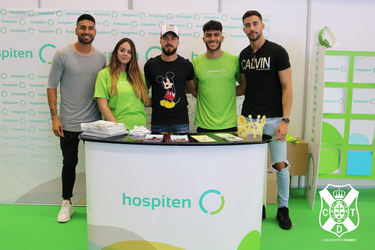 CDTOficial's tweet photo. 📷 Después del entrenamiento matinal, una representación de la primera plantilla #blanquiazul visitó los diferentes estands de @hospiten y @tenerife2030, patrocinadores oficiales del #CDTenerife, en @ExpoDeporteTF. 

#TúNosHacesMejores https://t.co/tLxuRi2foj