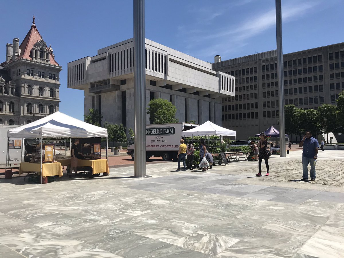 PlazaEvents's tweet image. It’s Friday at the #EmpireStatePlaza! #ShopLocal at the #FarmersMarket and check out our new fresh cut flower vendor! 🌸🌼🌺