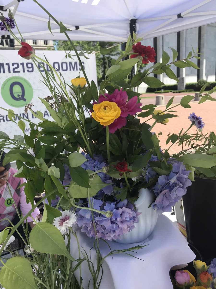 PlazaEvents's tweet image. It’s Friday at the #EmpireStatePlaza! #ShopLocal at the #FarmersMarket and check out our new fresh cut flower vendor! 🌸🌼🌺