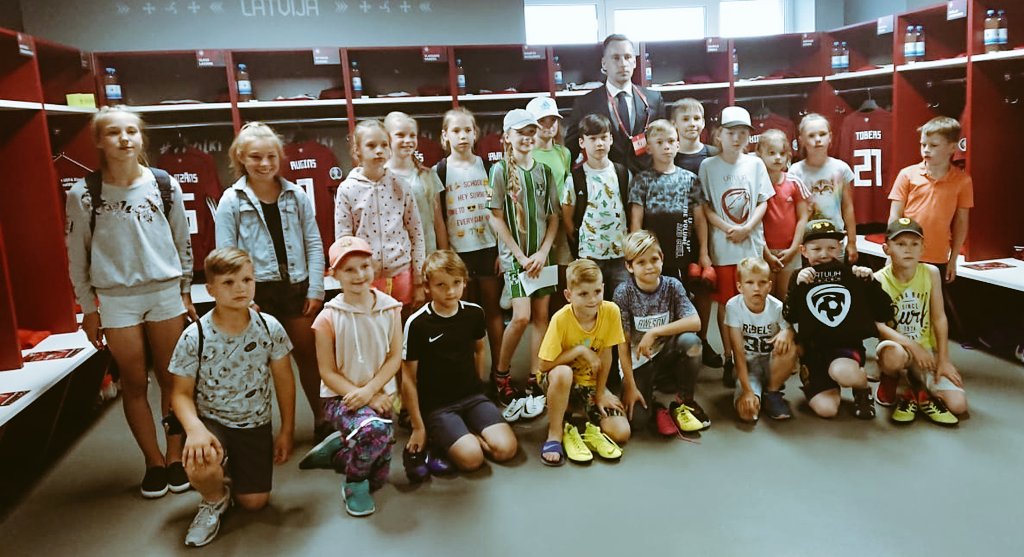 kajbumba's tweet photo. Kā pirmie spēlei gatavi šīs dienas futbolistu pavadoņi 👊

#11vilki #LVAISR https://t.co/GwTELCMglQ