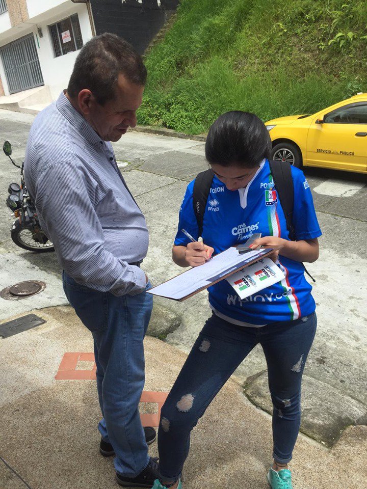 HumoBlanco11's tweet photo. Además de la venta de abonos en los barrios, que empieza mañana en la Enea, el @oncecaldas está acercando el equipo a los barrios realizando un 'censo', donde el barrio que más hinchas tenga podrá tener actividades con el equipo. https://t.co/ysxctzrL32