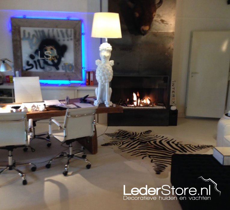 LederstoreNL's tweet photo. Deze geweldige kantoorinspiratie mogen ontvangen met een zebraprint koeienhuid😍 

https://t.co/zFNnirqcka
.
#interieur #interieurstyling #interieurinspiratie #interieurdesign #kantoor #kantoorinrichting #inspiration #luxe #taxidermie #zebrarug #koeienhuid #werkplek #lederstore https://t.co/v09CDooVy5