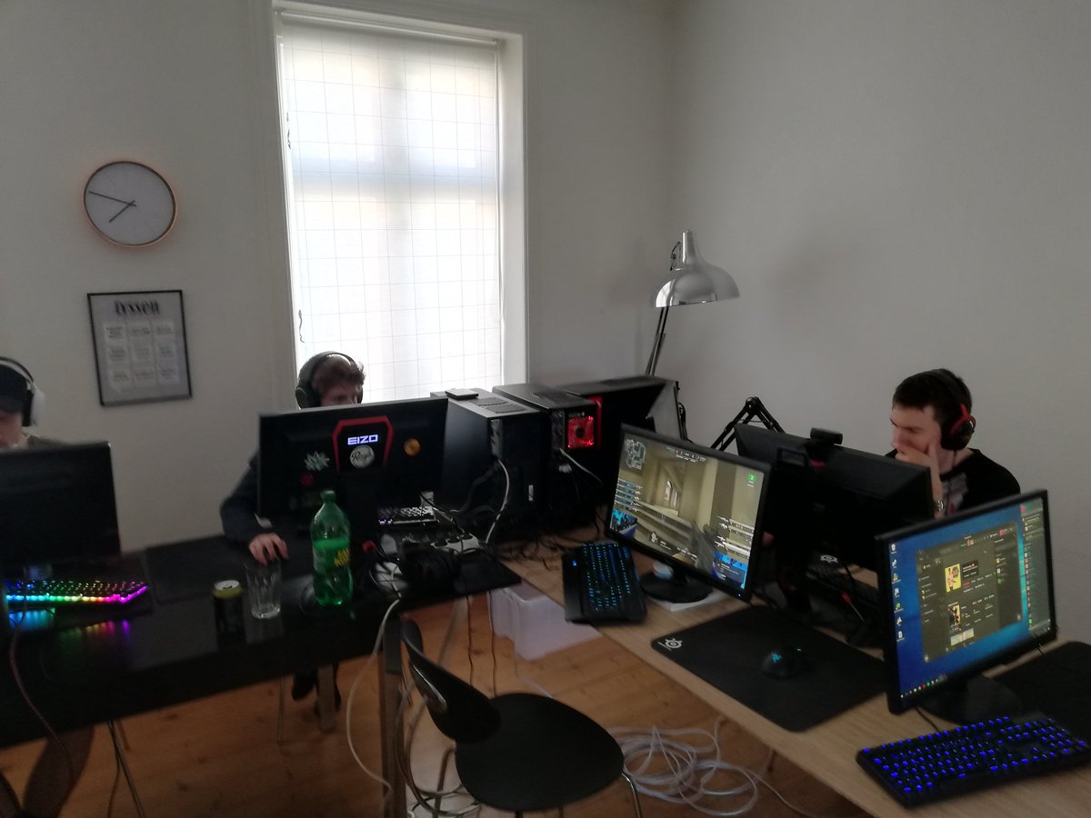 MAJOR2020CSGO's tweet photo. Vi melder klar fra bootcamp! Aftensmaden er indtaget med #dr3cs i baggrunden. Gode råd om Nuke tacs fra @torben_iorden og @caspercadiaN modtages med kyshånd😘😘 https://t.co/RIEqO4BaTI