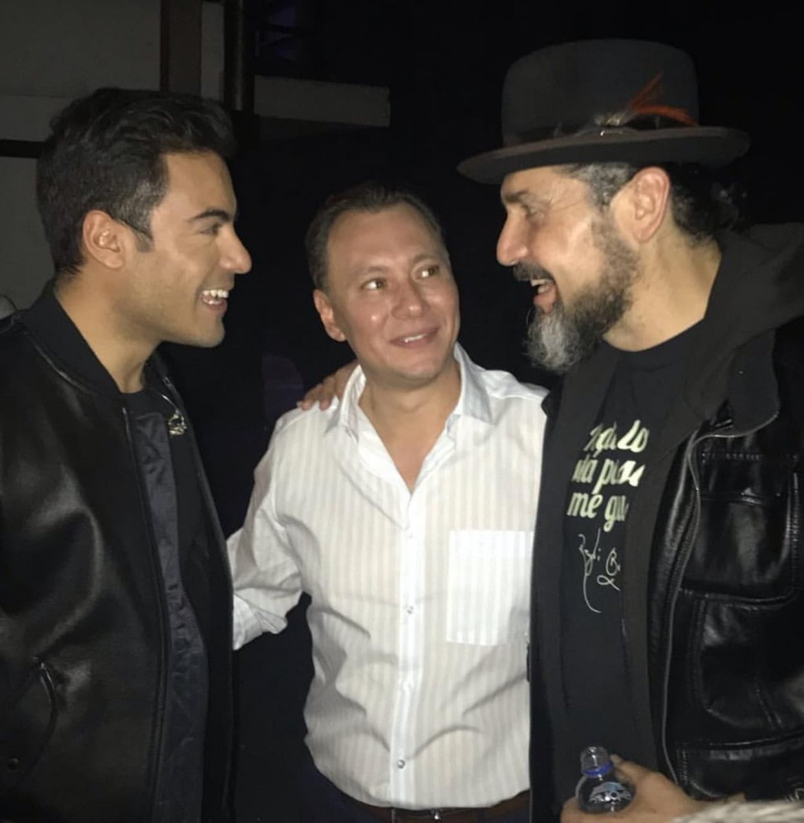 marianoosorio1's tweet photo. Conviértete en ganad@r de estos lugares super VIP para el concierto de @_CarlosRivera 
¿Qué estaría diciendo @Reyli_Barba a Carlos y a mi que nos tenia tan atentos? 
Bueno, si adivinas ¡los boletos son tuyos! 
Sígueme y da RT 
#GuerraTour #ExperienciasJoya #AdivinaAdivinador https://t.co/El5mil0ZHu