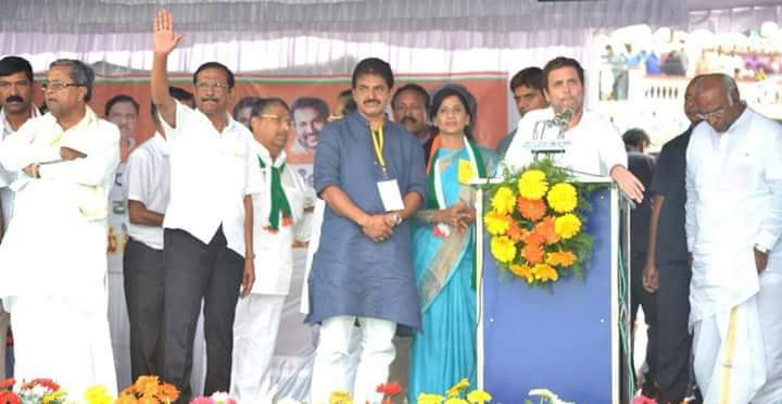 HassanShivram's tweet photo. @siddaramaiah
ವಿಧಾನ ಸೌದ ವಿಸರ್ಜನೆ ಮಾಡಿ ಚುನಾವಣೆ ಗೆ ತಯಾರಾಗಿ ಮೈತ್ರಿ ಸರ್ಕಾರ ಸಾಕು..
ಪಕ್ಷದಲ್ಲಿದ್ದುಕೊಂಡು ಅಧಿಕಾರಕ್ಕಾಗಿ ಪಕ್ಷ ವಿರೋಧಿ ಚಟುವಟಿಕೆ ಮಾಡಿದವರು ಪಕ್ಷದಿಂದ ದೂರ ಇದ್ದಾರೆ ಕಾಂಗ್ರೆಸ್ ಹಾಸನದಲ್ಲಿ 4 ಕ್ಷೇತ್ರ ಗೆಲ್ಲಿಸಿಕೊಡುವ ಜವಾಬ್ದಾರಿ ನಮ್ಮದು..
ಜೈ ಕಾಂಗ್ರೆಸ್...

ಬಿ.ಶಿವರಾಮ್ ಬೇಲೂರು ಅಣ್ಣನ ಹುಡುಗರು... https://t.co/ndfVMUwDvw