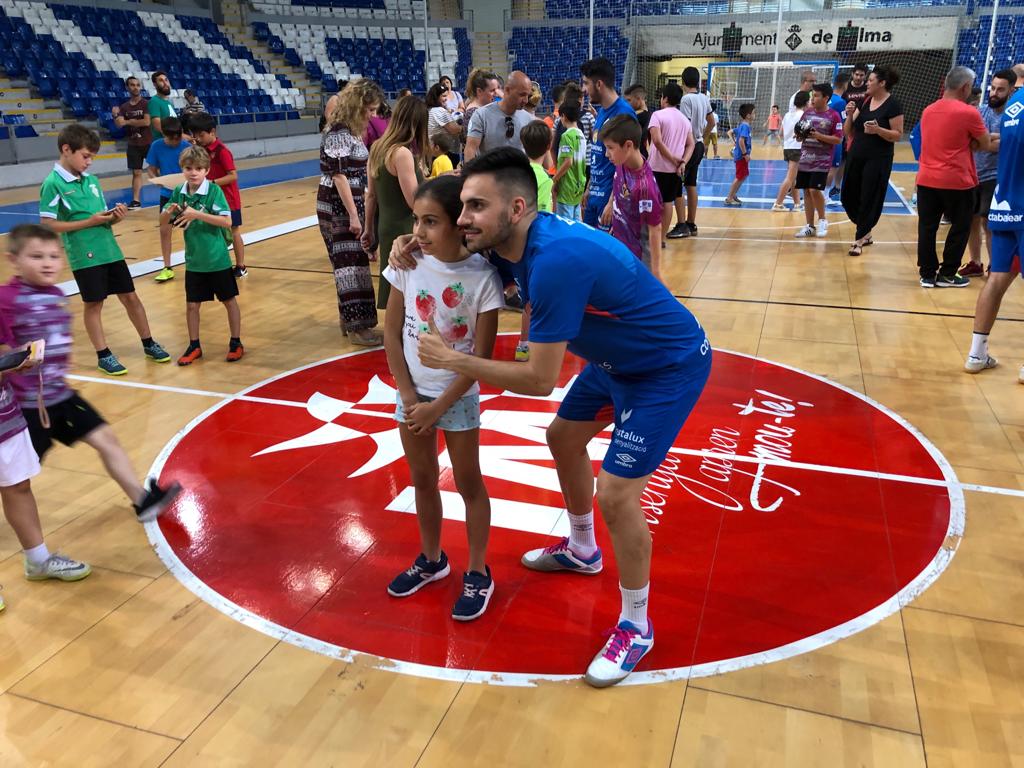 PalmaFutsal's tweet photo. Nos encanta tener cerca a nuestra gente, nuestra afición, nuestra familia. Hemos disfrutado de un gran rato juntos para agradeceros lo mucho que os queremos! #FamiliaPalmaFutsal #GRACIAS #Lamejorafición https://t.co/MYjEjMylIP