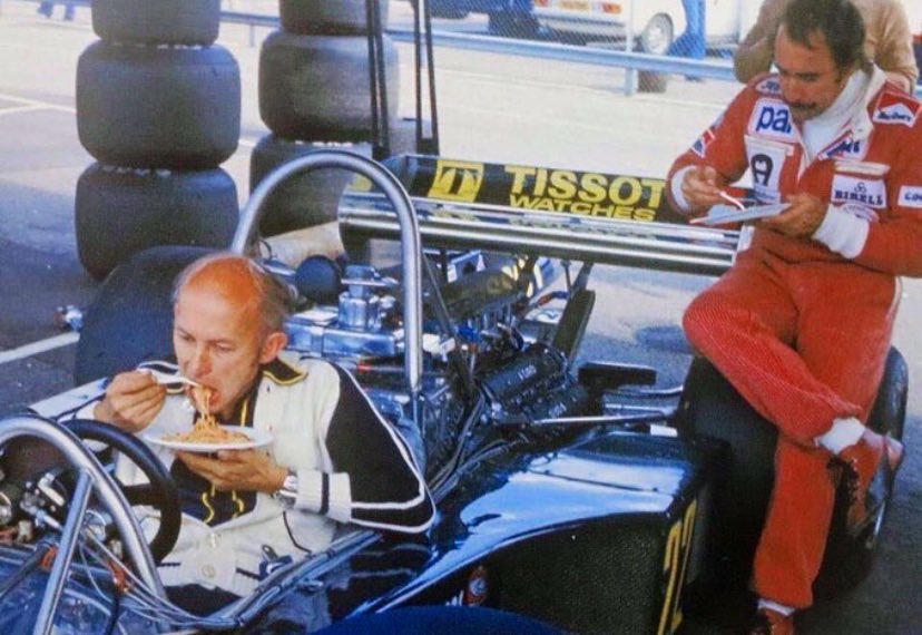 bourdyot_'s tweet photo. #FillUpFriday 😉the men before the engines 😉😂 https://t.co/weUgyYVra6