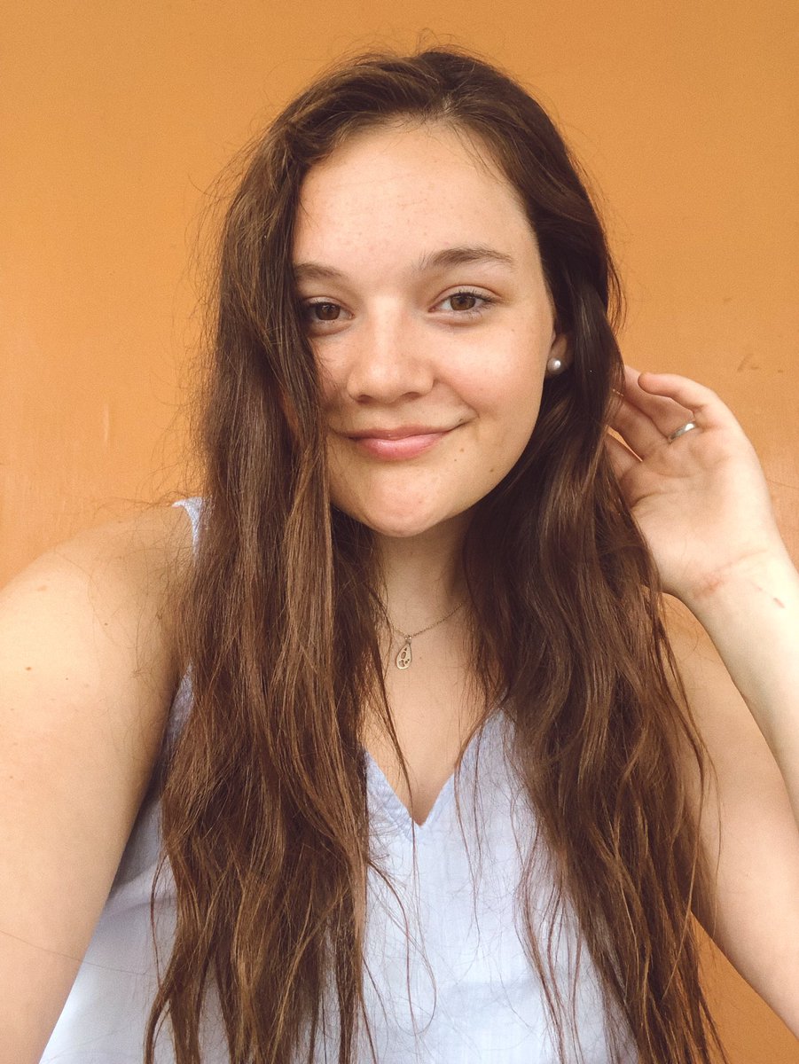 thought my messy hair was kinda cute so I took some selfies 🦁