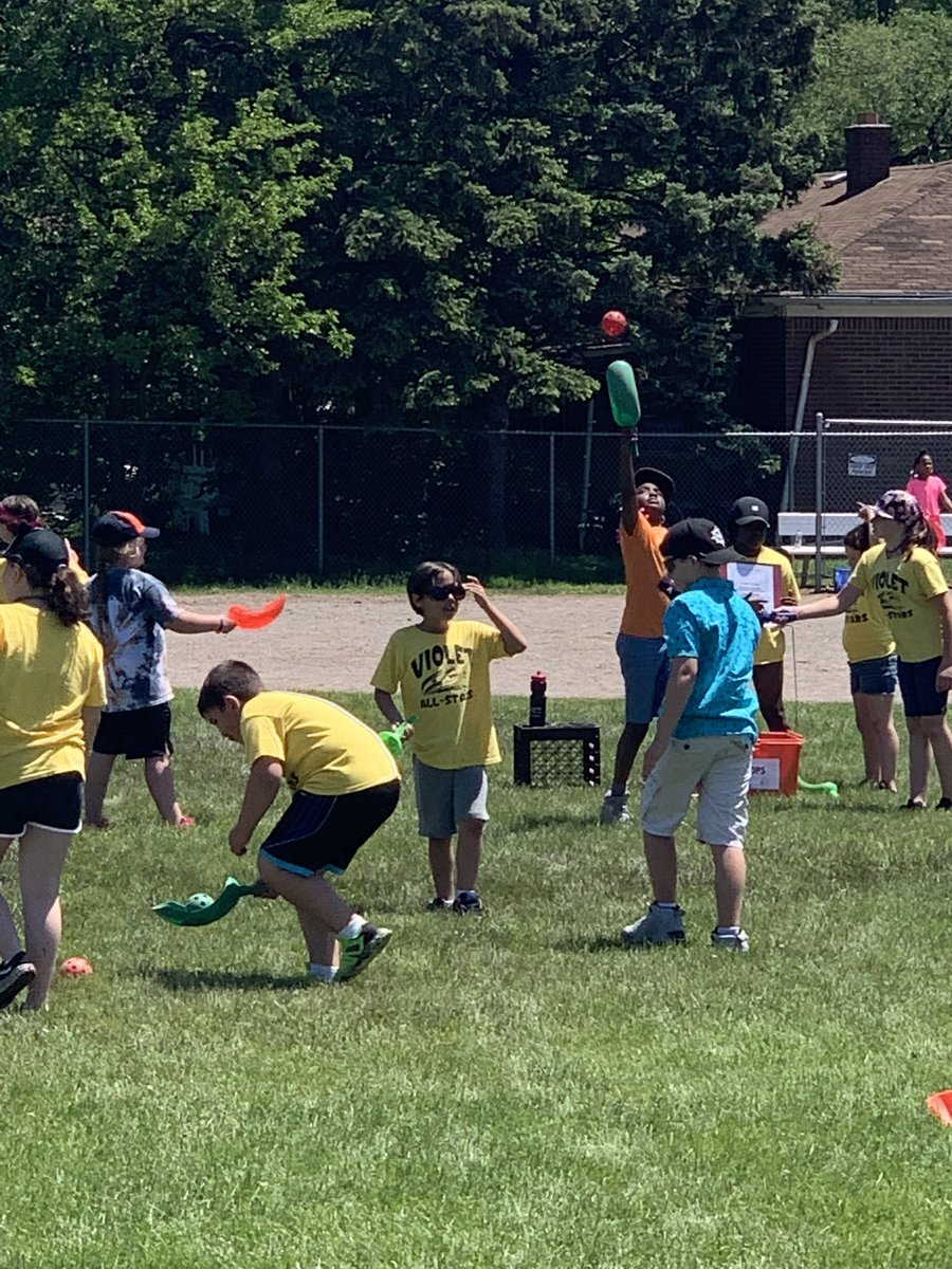mrshoehing3's tweet image. #multigraders and @VioletAllStars 3rd graders enjoying field day! Did I mention that #multigraders are the tog-o-war champs?!!!