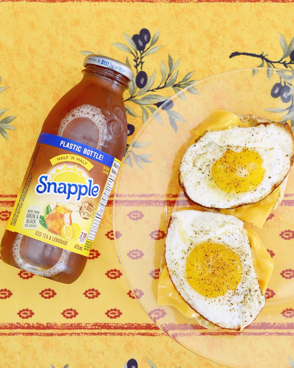 madeline_dm's tweet photo. 🍳My kind of sunshine🌞 Eggs on English muffin with @KraftSingles 🙊🧀🤤 Paired with @Snapple #HalfnHalf! 🍹 I’m the queen of iced tea, and this yummy mix of lemonade and sweet tea didn’t disappoint. Perfect for your next picnic 🧺🍋🥂 @chickadvisor #gotitfree #trysnapple https://t.co/aex5cc6m3k