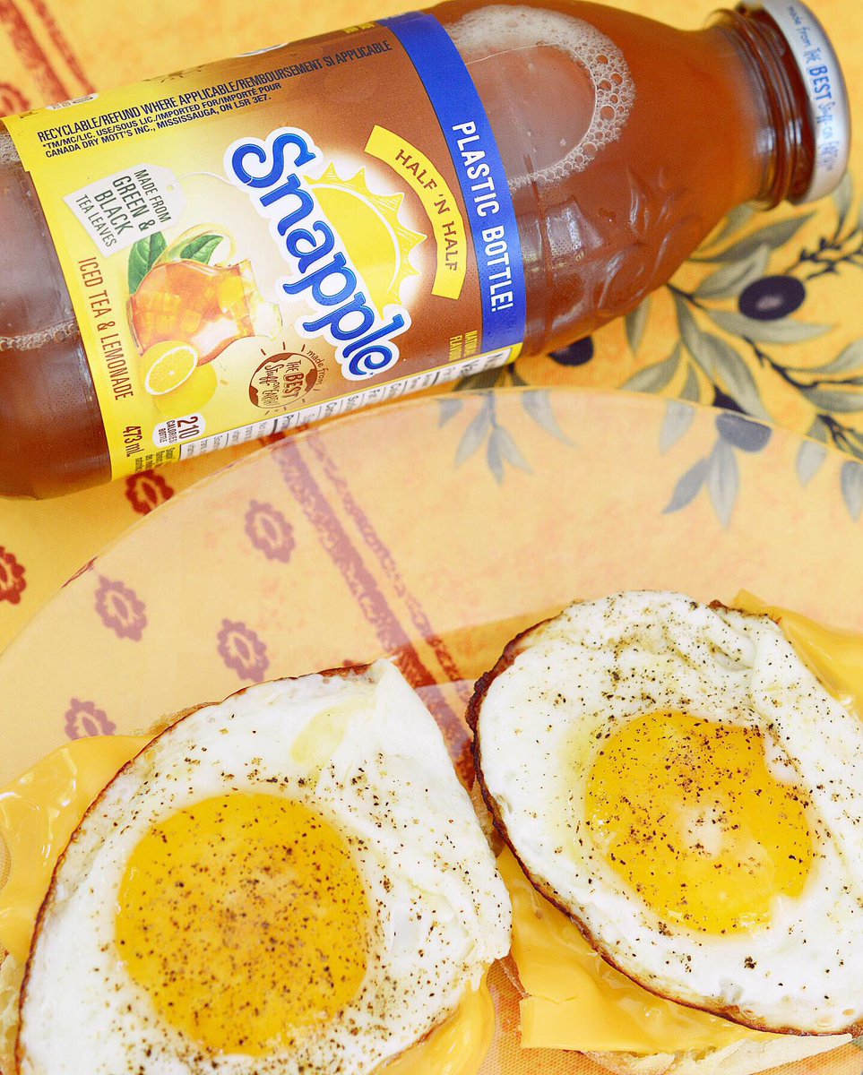 madeline_dm's tweet photo. 🍳My kind of sunshine🌞 Eggs on English muffin with @KraftSingles 🙊🧀🤤 Paired with @Snapple #HalfnHalf! 🍹 I’m the queen of iced tea, and this yummy mix of lemonade and sweet tea didn’t disappoint. Perfect for your next picnic 🧺🍋🥂 @chickadvisor #gotitfree #trysnapple https://t.co/aex5cc6m3k