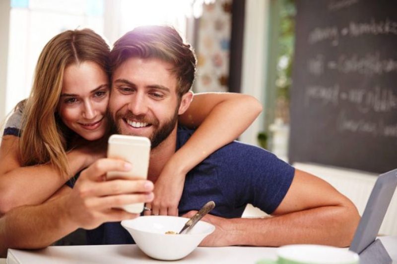 ES_TARGET's tweet photo. Sabia que 80% dos casais já brigaram por causa do celular? Seu “mozão” já ficou enfiado no celular sem te dar atenção? Vivo faz perguntas aos usuários na nova campanha de Dia dos Namorados. 

Leia na Integra: https://t.co/t2I2eNageI https://t.co/V5e6Ao0afD