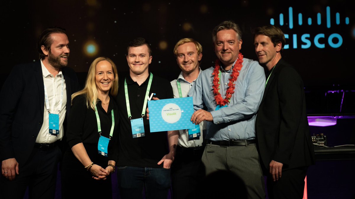 visolit_no's tweet photo. I går arrangerte @Cisco sitt største kunde- og partnerarrangement i Norge med over 500 deltagere, og vi fikk prisen - SMB Partner of the Year! Se dette stjernelaget💫✨⭐️ #visolit #wesolveit #weloveit #ciscoconnect https://t.co/GmOtSHAi2L
