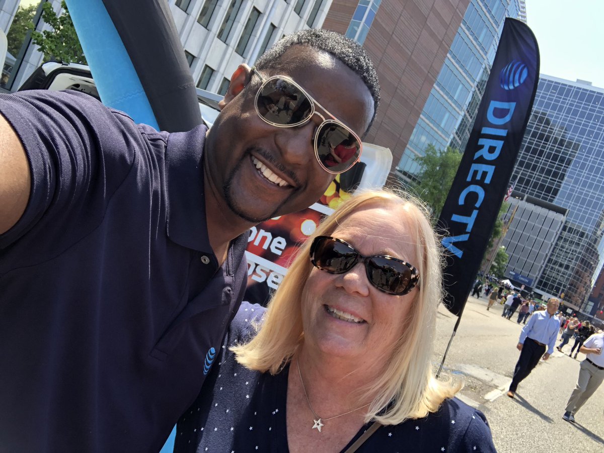 Having fun at the GR Art Festival with @RuthGaudard of AT&amp;T External Affairs! Let’s Go!!!  🌐 <a href="/Samer_Kawash/">Samer Kawash</a> @OliviaLeGLM <a href="/shawnglinski/">Shawn Glinski</a> <a href="/GreaterLakesMkt/">Greater Lakes Market 🌊</a> #PaintCentralBlue #WeAreGLM #rtgparty #at&amp;tReady2go