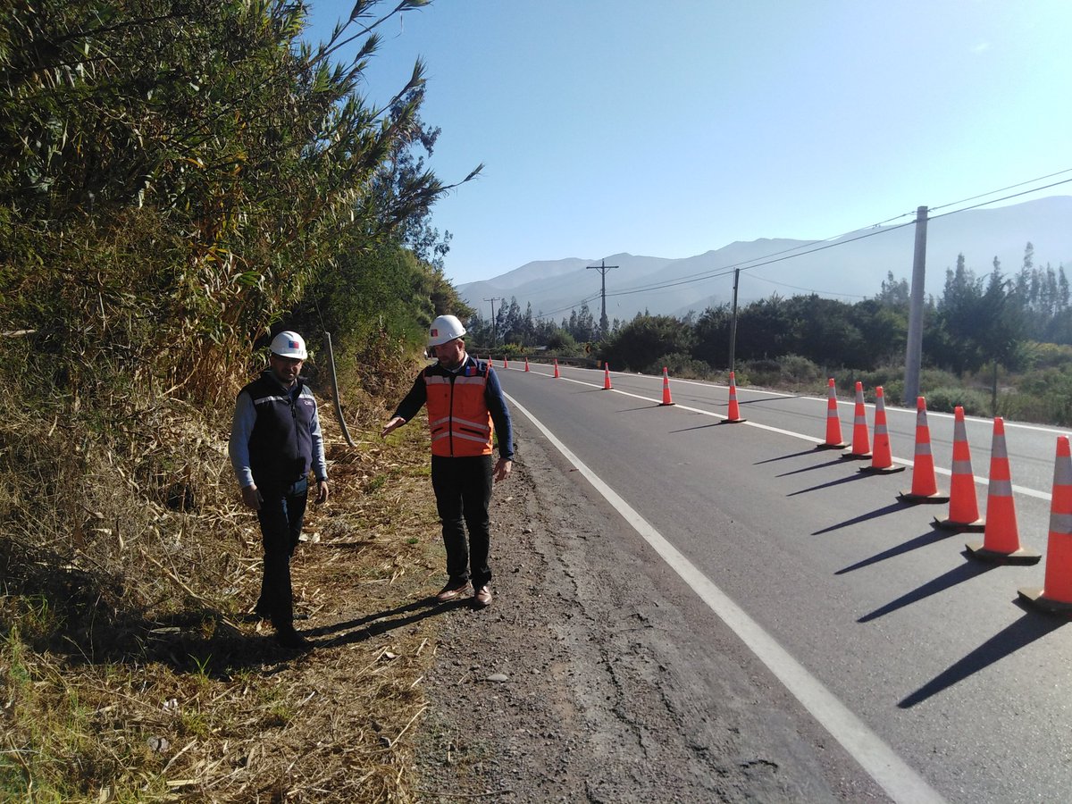 #Eclipse2019 Otra de las medidas que estamos ejecutando con miras al evento astronómico del 02 julio, es la renovación de la demarcación y despeje de faja vial en la Ruta 41Ch que conduce hacia el Valle de Elqui. Seremi <a href="/PabloHermanH/">Pablo Herman</a> inspeccionó estos trabajos. #ChileEnMarcha