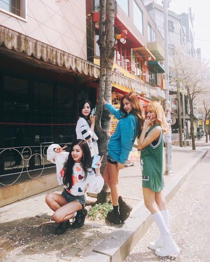 swizzlelola's tweet photo. #3yearwithlisa Her first and big monent starts in this wild and wide indrustry. And i and we(Blink) will always together with HER #LALISA.
Love You #Lisamanoban Love You #Blackpink https://t.co/xT8KOBVdZt