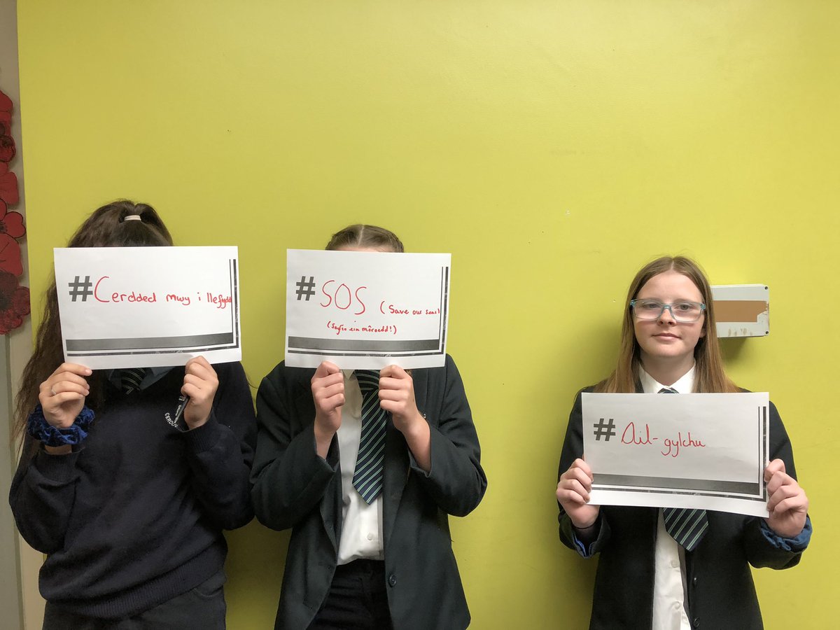 MissRhJamesYGG's tweet photo. Edrych ar ol yr amgylchfyd yn bwysig i ddisgyblion Blwyddyn 8 @YsgolGwynllyw @complantcymru #awrhawliau #erthygl13 https://t.co/tr7wcFRqGX