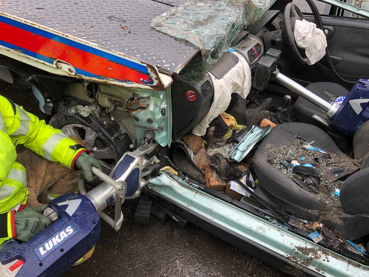 PoweyLaneFS's tweet image. Good (if a little wet) afternoon of training making full use of our in-house RTC Instructor WM Harrison taking Green Watch through some challenging evolutions set up by @HGG_Recovery. 
Several techniques where used that replicated incidents the station has attended recently.