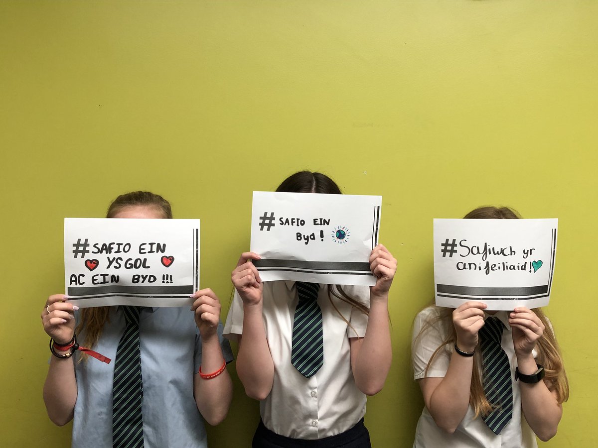 MissRhJamesYGG's tweet photo. Disgyblion Blwyddyn 8 @YsgolGwynllyw yn rhannu gwybodaeth am yr amgylchfyd @complantcymru #awrhawliau #Erthygl13 https://t.co/cFCSdPr7Fh