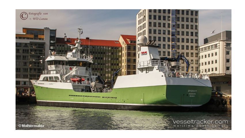 vesseltracker's tweet photo. #fishcarrier "Ronja Carrier" responded to #creelboat "Scotties Pride" distress call after hitting rocks off St. Ninian's Isle June 6. Responders rescued crew member &amp; kept #vessel afloat. Follow the story w/ @Genscape #Vesseltracker: https://t.co/auqhgdJaJ2 https://t.co/xfqkmtkQ5s