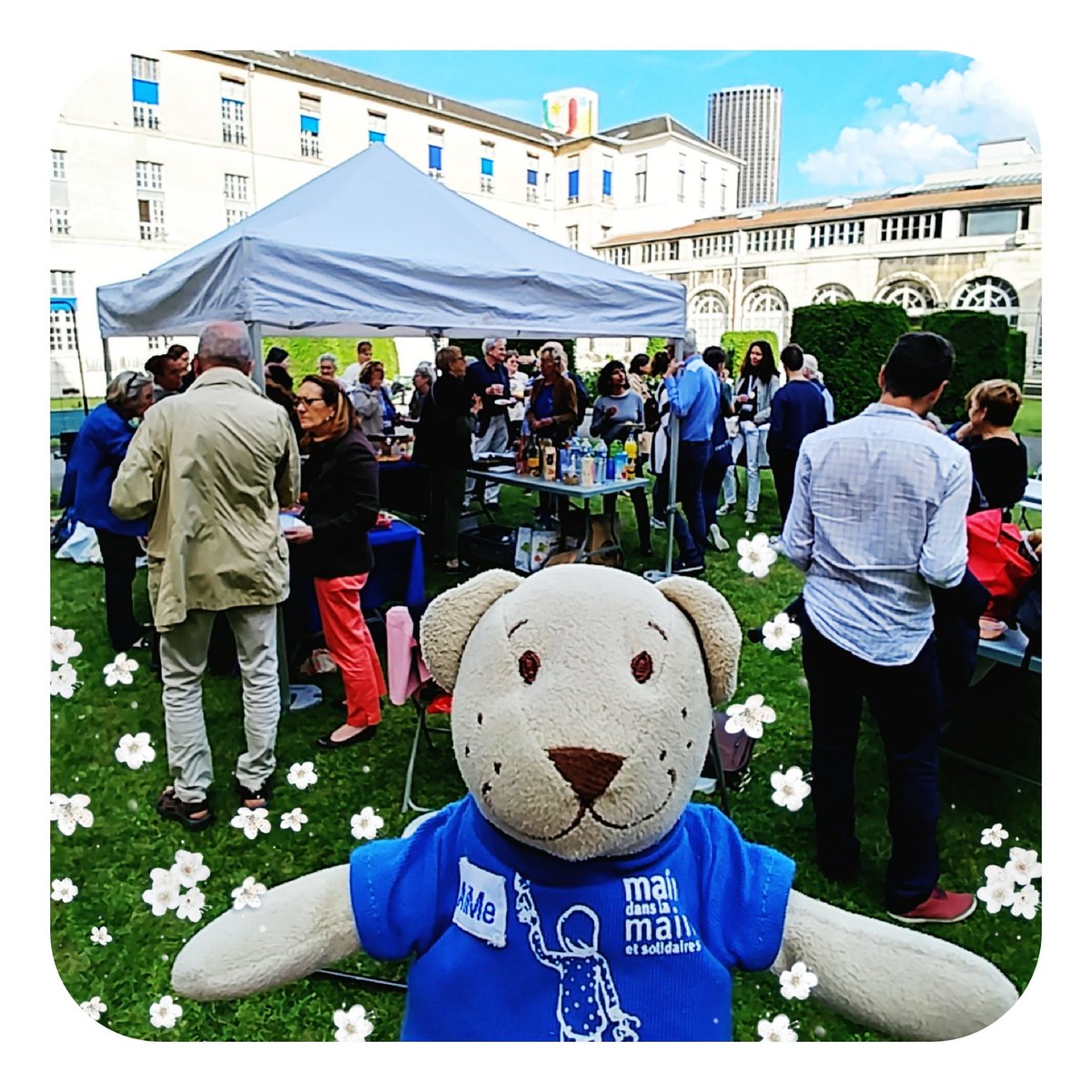 Doudou AiMe a profité du soleil lors du pique-nique annuel de l'association hier soir
Encore un moment de convivialité bien sympathique 😊
#association #solidarite
#benevole
#piquenique #tourkeithharing #herbe #soleil #necker #hopitalnecker #hopitalneckerenfantsmalades