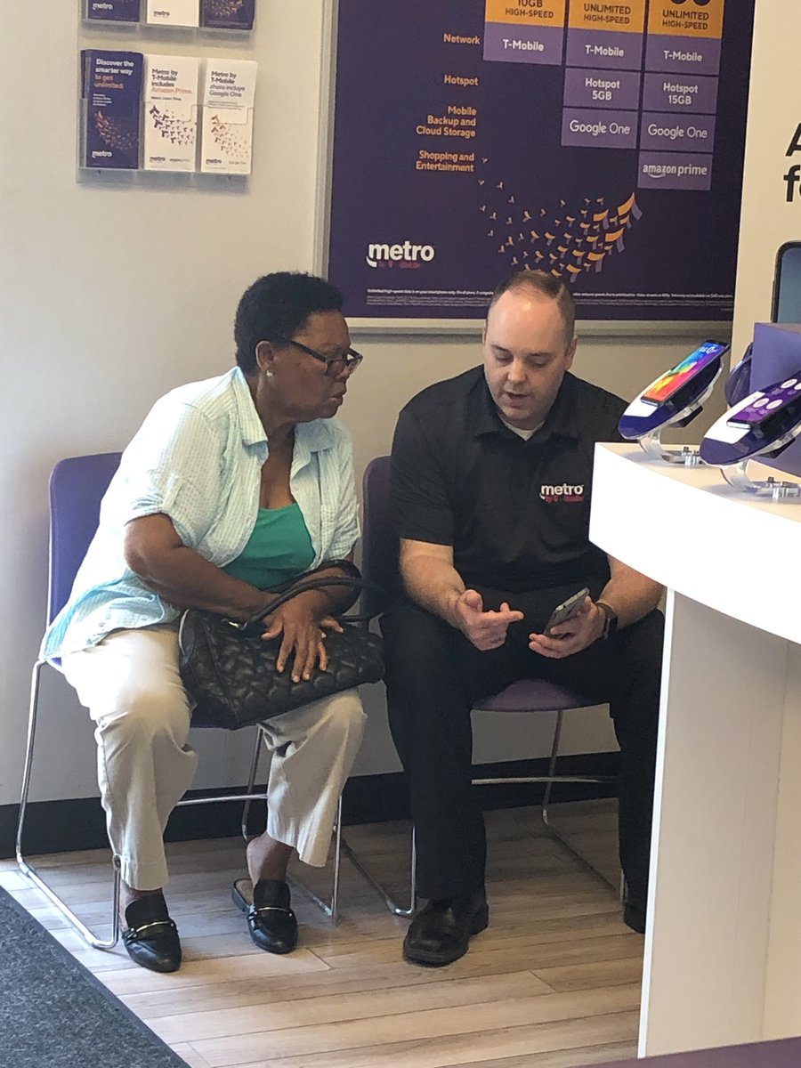 ECarachuri's tweet photo. #OneonOneService #Providingbestservice #MetroByTmobile #LivePurple @JohnLoughren @MarcAnthonyEvan https://t.co/KnEPjzbuFl