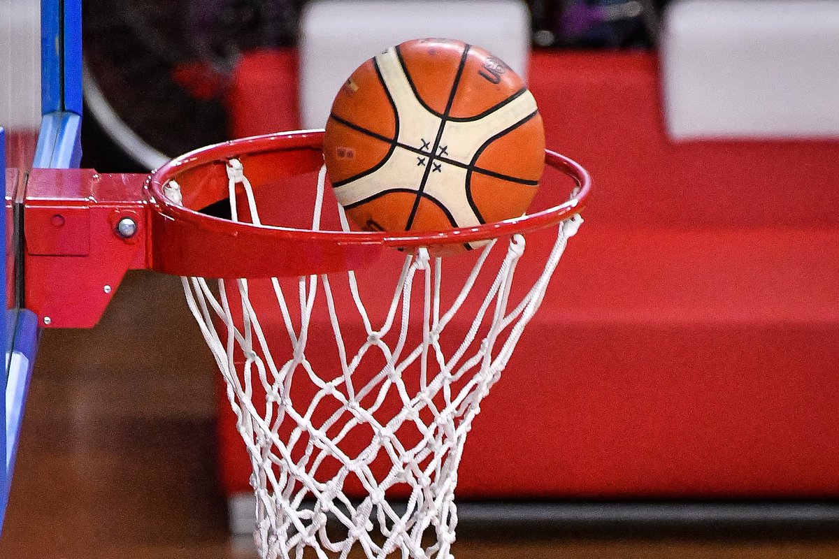 RaiQuattro's tweet photo. Stasera su #Rai4:
🏀 alle 20:35  la semifinale di #basket - gara 5 #VanoliCremona vs. #UmanaReyerVenezia;
🛸 alle 22:45 una nuova imperdibile puntata di #Wonderland, dedicata al #FantaRock;
🦈 alle 23:20 il thriller acquatico #47metri. https://t.co/XPYGeExfa5