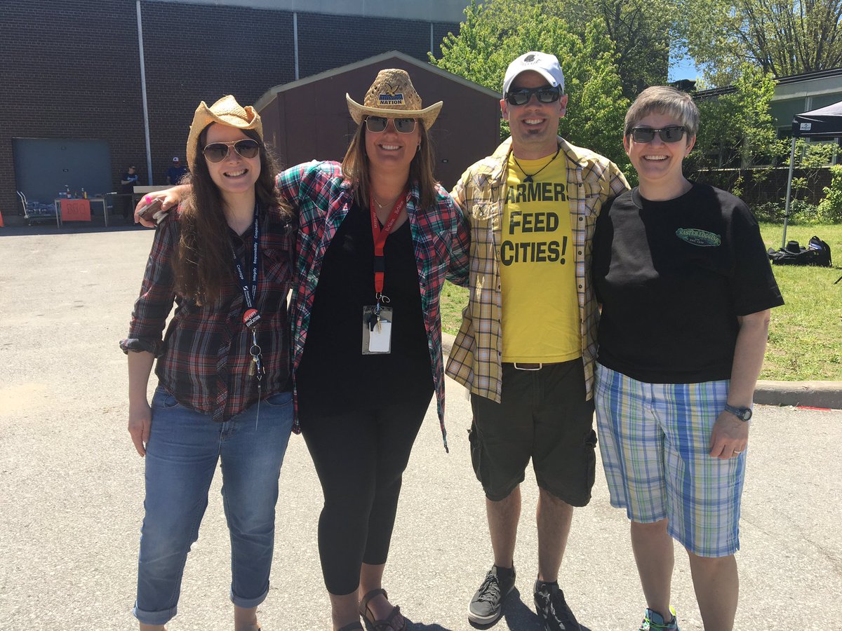 StaynerC's tweet photo. Thank you to our community for supporting our Farmers’ Day tradition at SCI. Students having a blast in the sunshine. @MillersDairy @RoundsRanch @DairyOntario @DunlogonFarms #TaylorFarm https://t.co/Gh9KQggDmP