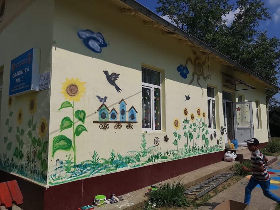 Pro_Vobis's tweet photo. The school in Nuci village, Ilfov county, now has an in inviting new facade all thanks to the hardworking and diligent @abbvie Romania volunteers! Amazing school transformation happened today, to make #AbbVieGivesBack a success! https://t.co/BjX5RS4onS
