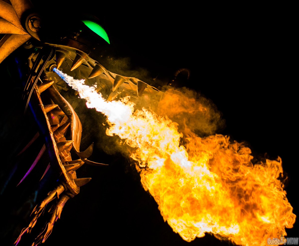 guide4wdw's tweet photo. The #villainsafterhours event did not disappoint on views of Maleficent at night! https://t.co/5zWMWGy4e3