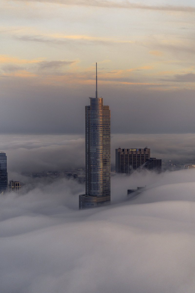 ty_optix's tweet photo. Chicago sunset from above the clouds🌁 https://t.co/q7nDnjpz5e