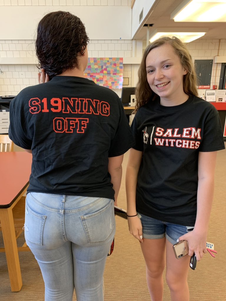 _SalemHigh_'s tweet photo. These terrific seniors are enjoying a bit of well-deserved downtime before #s19ningoff tonight.🎓Please join us in celebrating the Class of @SalemHigh2019 at tonight’s #graduation, beginning at 6pm in the SHS field house! #realworldready #youvebeenschooled @SalemSchoolsk12 https://t.co/C19otpYCIr