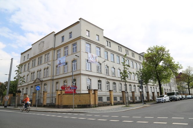 Erstmals und nur in diesem Jahr findet die Ausstellung in der Historischen Tabakfabrik f6 in Striesen statt. 
#exhibition #ostrale #setup #opensoon #dresden #striesen #contemporaryart #art #saxony #ostrale #artwork #placetobe #ostralebiennaleo19 #ostralebiennale #comeover