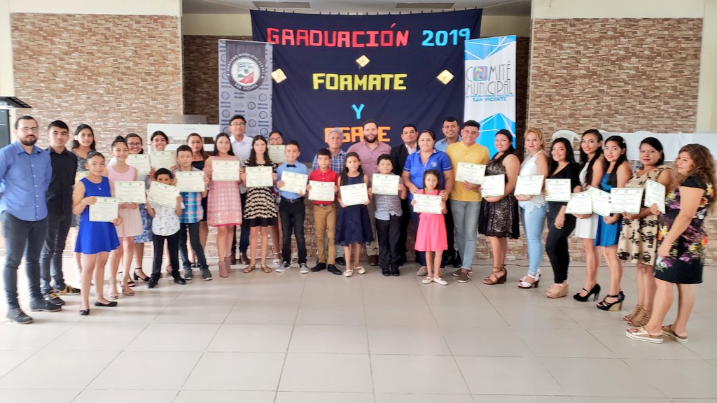 MedardoAlcalde's tweet photo. #CMPV | Participando en la graduación de los talleres del #FORMATE y del #CFPagape. 114 beneficiarios en cursos de inglés básico (45), decoración de eventos (20), taller de velas aromáticas (20), arreglos florales (22) y clases de computación del Aula Fundación Telefónica (7). https://t.co/pTNtzn05VV