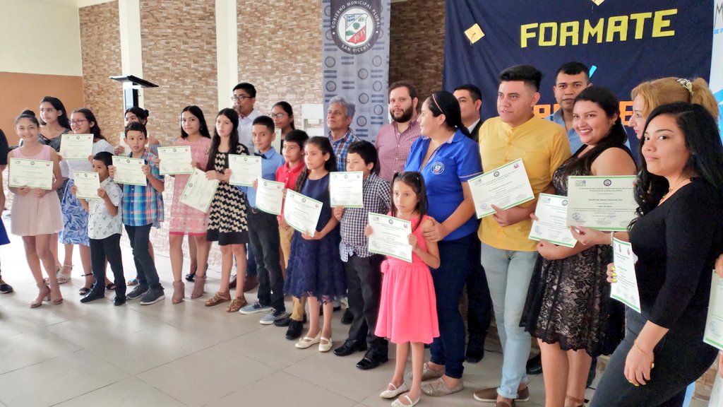MedardoAlcalde's tweet photo. #CMPV | Participando en la graduación de los talleres del #FORMATE y del #CFPagape. 114 beneficiarios en cursos de inglés básico (45), decoración de eventos (20), taller de velas aromáticas (20), arreglos florales (22) y clases de computación del Aula Fundación Telefónica (7). https://t.co/pTNtzn05VV