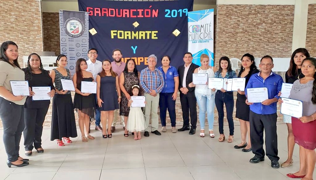 MedardoAlcalde's tweet photo. #CMPV | Participando en la graduación de los talleres del #FORMATE y del #CFPagape. 114 beneficiarios en cursos de inglés básico (45), decoración de eventos (20), taller de velas aromáticas (20), arreglos florales (22) y clases de computación del Aula Fundación Telefónica (7). https://t.co/pTNtzn05VV