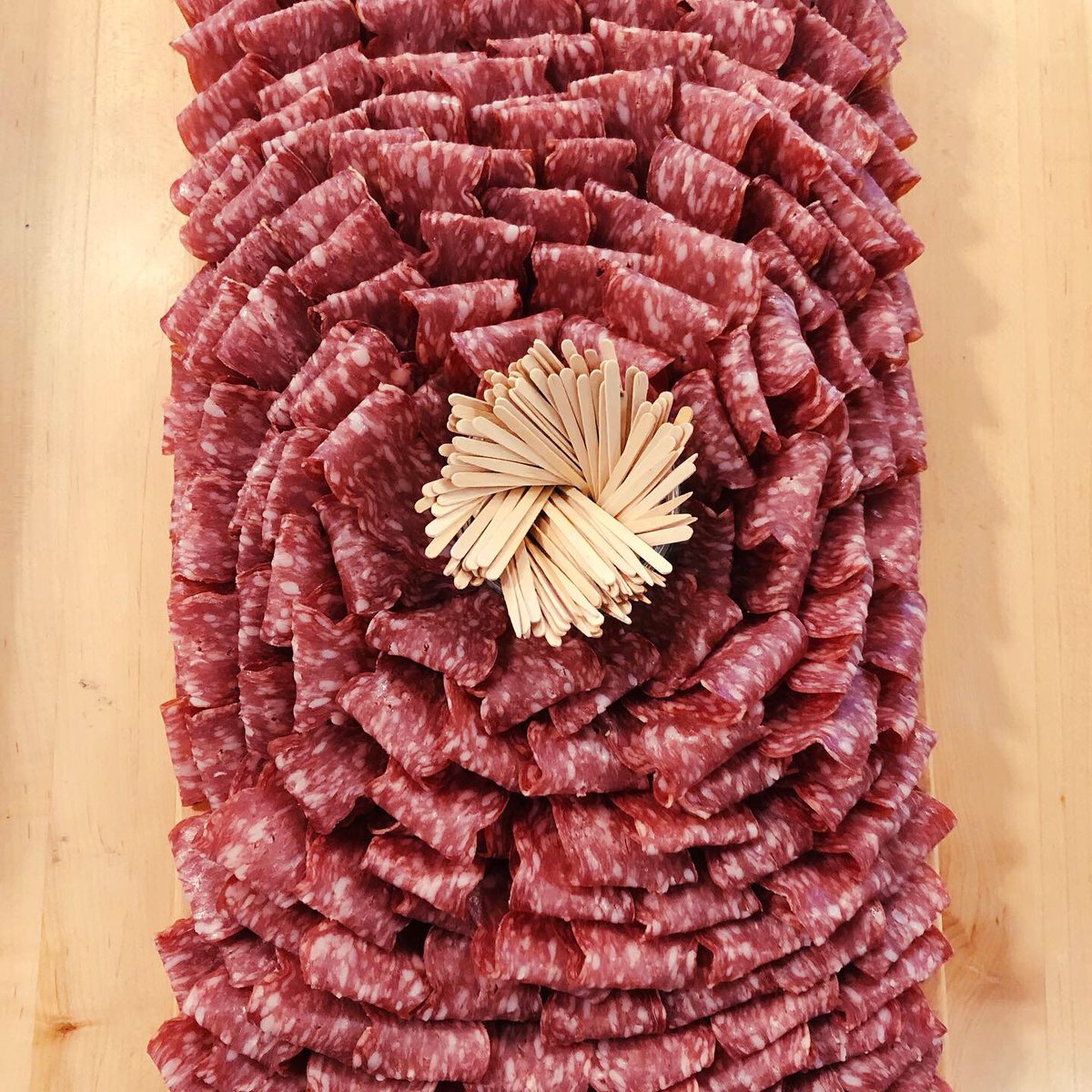 FOUDICI's tweet photo. Lancez votre fin-de-semaine F1 avec vos planches et plateaux de #charcuterie préférés pour vos événements Grand Prix! !! 🏁☀️🥩📦💃🏼🏁 https://t.co/bLdXyuRSSi