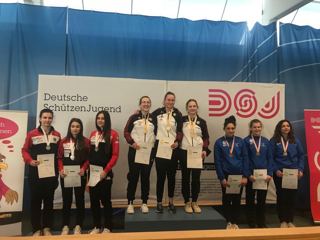 tir_ff's tweet photo. #AlpenCup2019 🇩🇪🗻
➡ En Carabine 50m 3 positions Juniors Filles, médaille de bronze par équipe pour Océanne Muller, Agathe Girard et Justine Allezard 🥉#Tir #Sportif #ShootingSport #Carabine #Rifle https://t.co/cM7Z4AHLVr