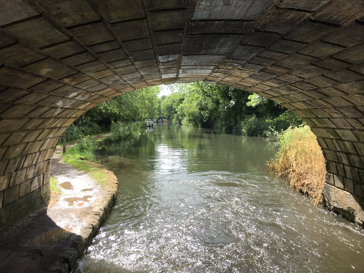 TheWessexRose's tweet image. Mixed weather for cruising the #Kennet to #Fobney today. Much needed rain for most of it but our guests donned their waterproofs to enjoy the scenery and help out at locks, fascinated by some of the unusual and rather leaky locks on this stretch!  #boatsthattweet #hotelboating