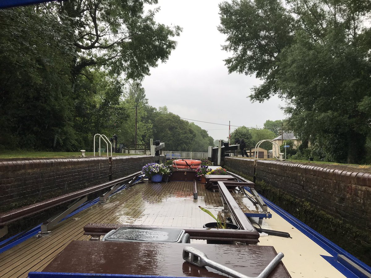 TheWessexRose's tweet image. Mixed weather for cruising the #Kennet to #Fobney today. Much needed rain for most of it but our guests donned their waterproofs to enjoy the scenery and help out at locks, fascinated by some of the unusual and rather leaky locks on this stretch!  #boatsthattweet #hotelboating